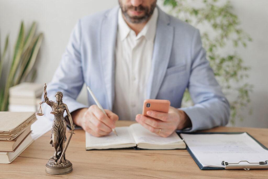 Avocat qui prend des rendez-vous dans son agenda