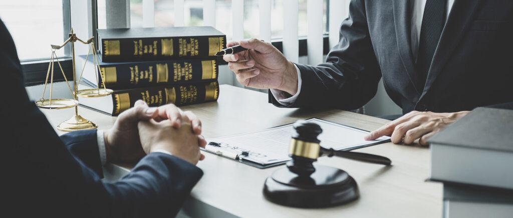 Avocat recevant un client consultant droit des affaires